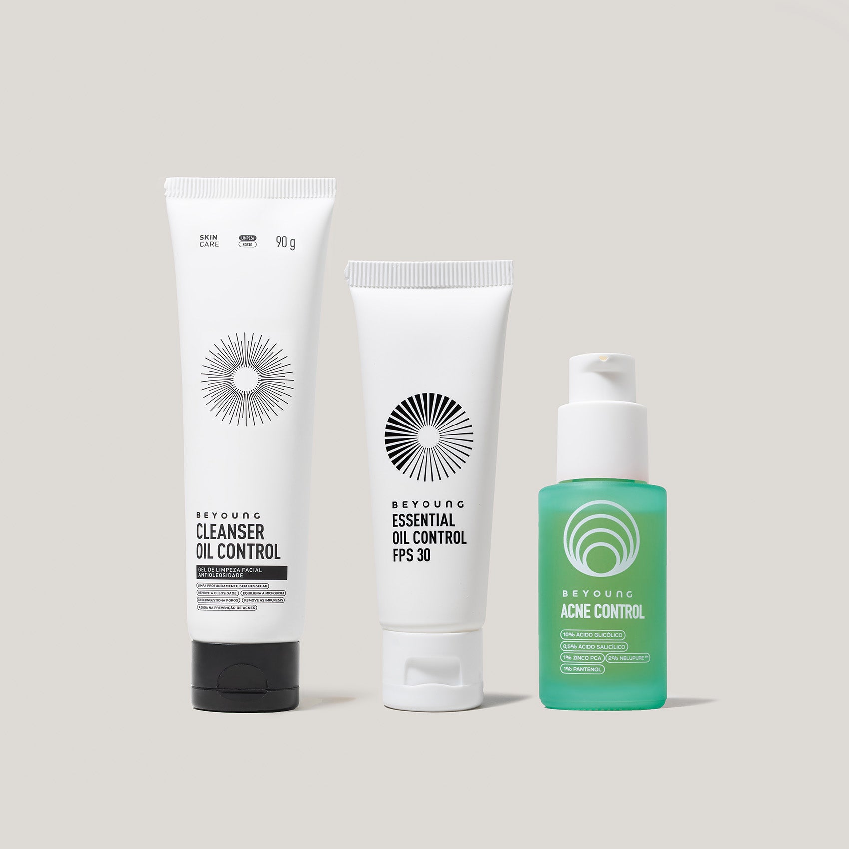 Kit de três produtos Beyoung: Cleanser Oil Control em bisnaga branca de 90 g com tampa preta, Essential Oil Control FPS 30 em bisnaga branca com tampa flip-top e sérum Acne Control em frasco verde com válvula pump branca.
