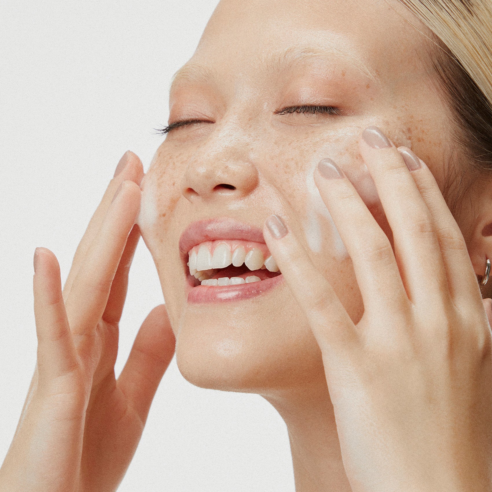 Kit Skincare Básico_Hora de apostar no básico que funciona para o seu skincare descomplicado.Esse é o passo a passo ideal para quem deseja uma rotina de skincare minimalista e multifuncional, com resultados surpreendentes. Reunimos os passos essenciais para conquistar uma pele mais bonita e saudável: Limpeza que não resseca a pele + Tratamento Rejuvenescedor e Antioxidante que mantém a pele hidratada enquanto controla a oleosidade e garante lifting imediato._21113492 