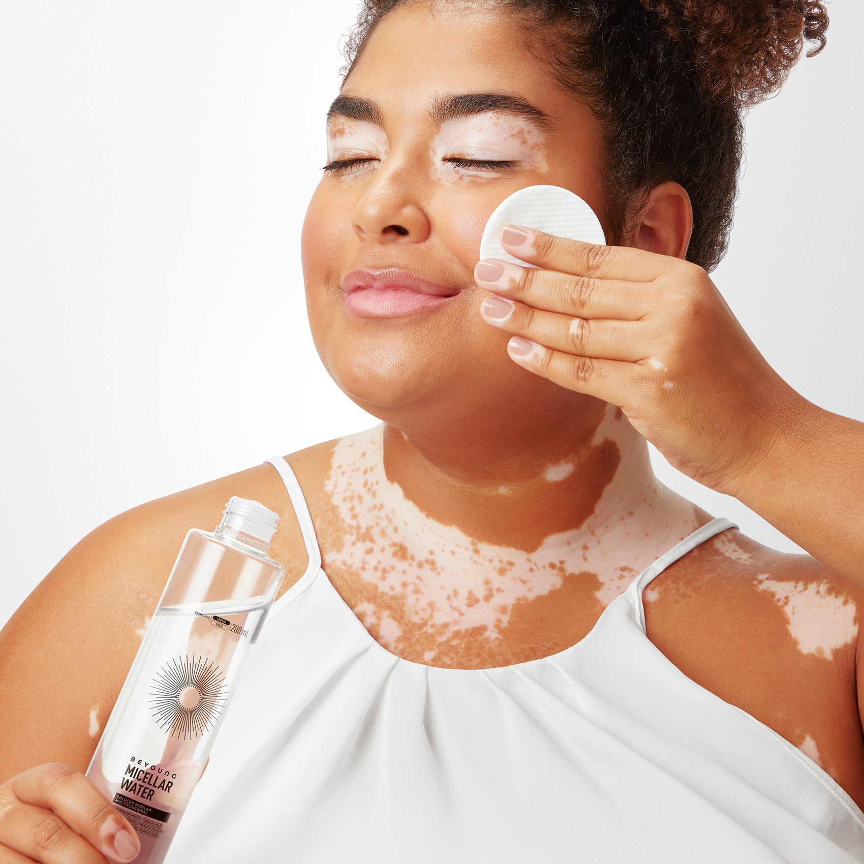 Kit Skincare Básico_Hora de apostar no básico que funciona para o seu skincare descomplicado.Esse é o passo a passo ideal para quem deseja uma rotina de skincare minimalista e multifuncional, com resultados surpreendentes. Reunimos os passos essenciais para conquistar uma pele mais bonita e saudável: Limpeza que não resseca a pele + Tratamento Rejuvenescedor e Antioxidante que mantém a pele hidratada enquanto controla a oleosidade e garante lifting imediato._13767245 