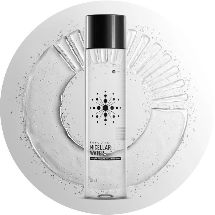 Água micelar Beyoung em frasco transparente de 300 ml com tampa preta, indicada para limpeza facial suave.