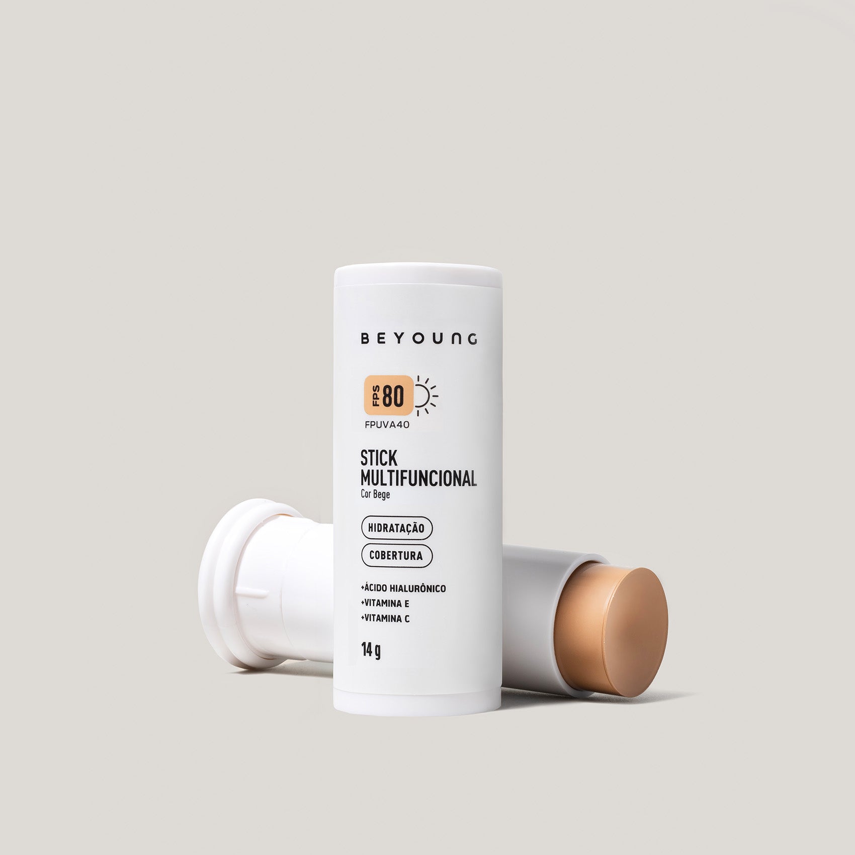Stick Multifuncional Beyoung FPS 80 cor bege em embalagem branca, com ácido hialurônico, vitamina E e vitamina C.