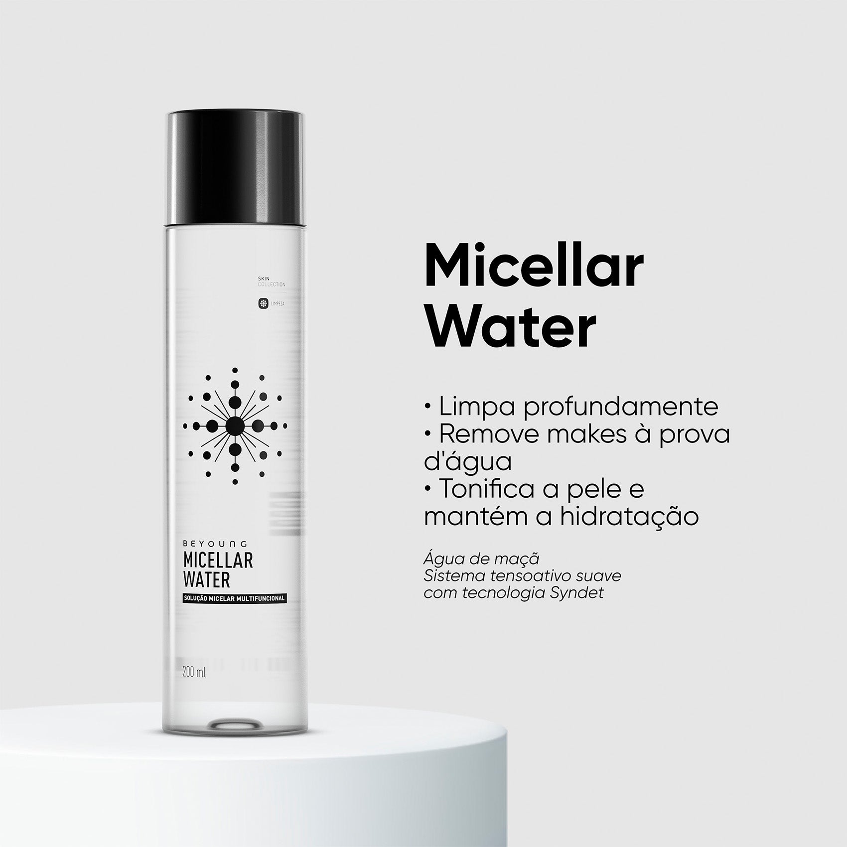 Banner promocional da Água Micelar Beyoung em frasco transparente de 300 ml com tampa preta. O produto está sobre uma base branca. Texto em destaque: 'Micellar Water – limpa profundamente, remove makes à prova d’água, tonifica a pele e mantém a hidratação'. Contém água de maçã e sistema tensoativo suave com tecnologia Syndet.